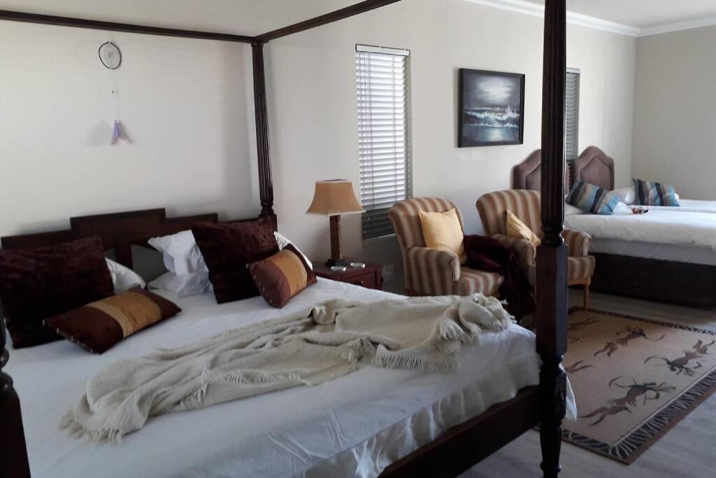 Moondust Near The Ocean, Food And Wine Hermanus