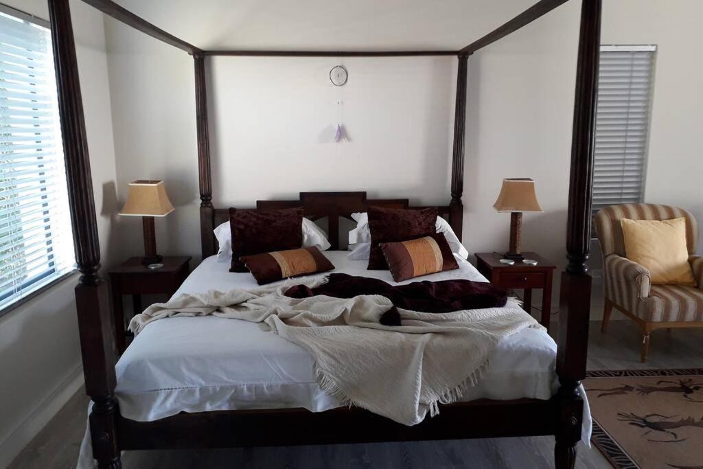 Moondust Near The Ocean, Food And Wine Holiday home *