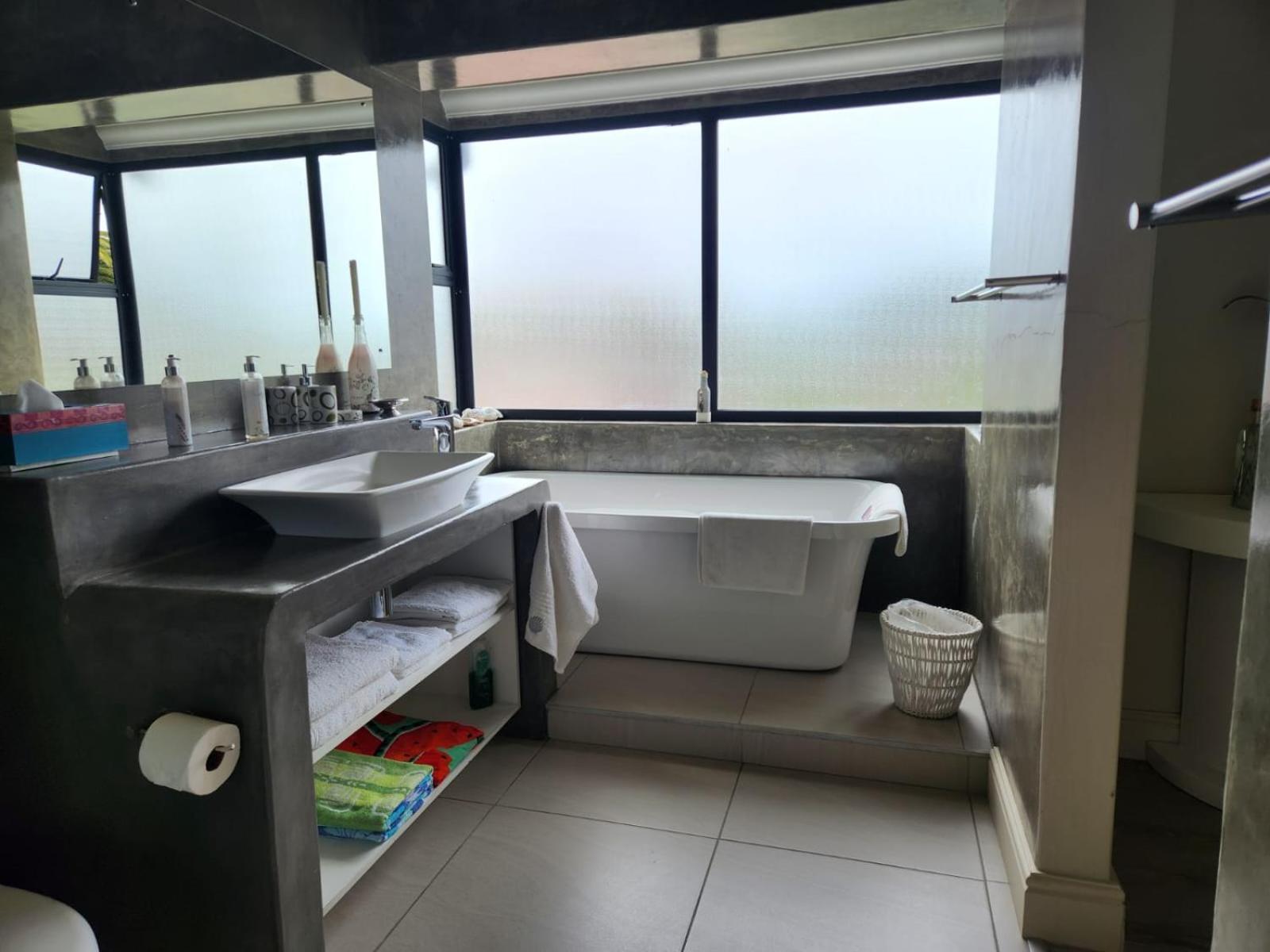 Moondust Near The Ocean, Food And Wine Holiday home